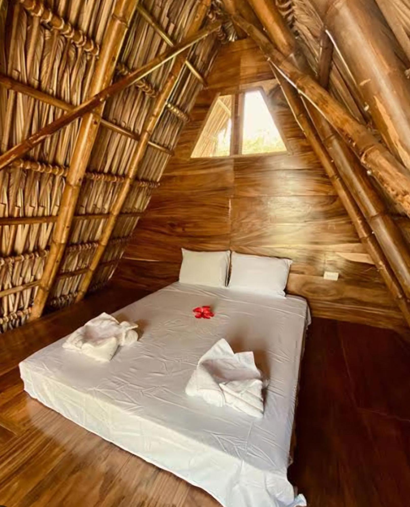 Nirvana Bamboo Houses & Dive Resort Моалбоал Екстериор снимка